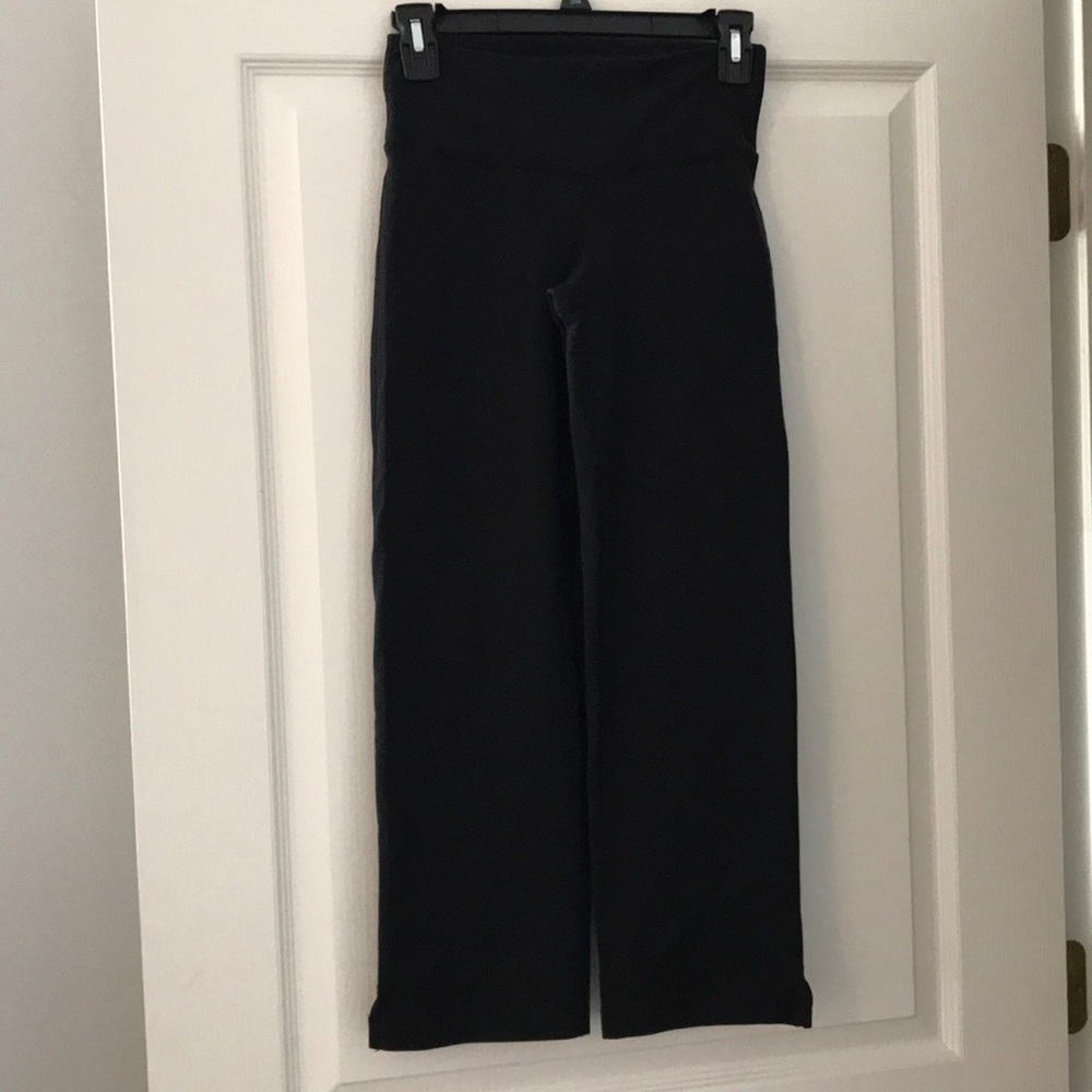 Lululemon solid black crops
